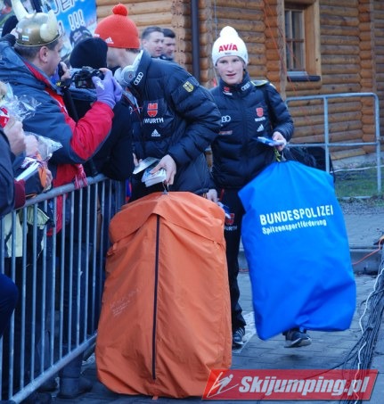 004 Rok temu w Wile okradziono skoczkw, wic teraz niektrzy nosz przy sobie swoich wasnych skadanych policjantw